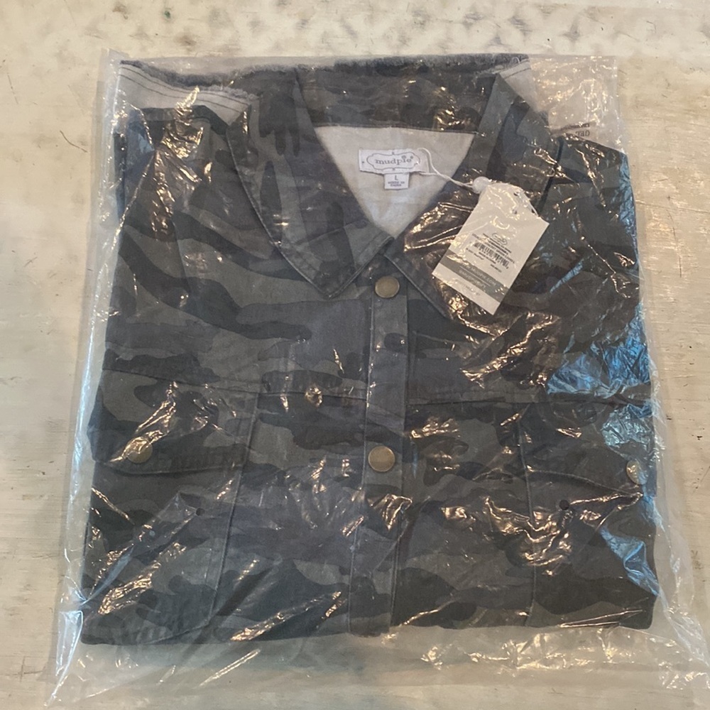 Mud Pie STERLING SHACKET green camo | size large - Picture 3 of 7